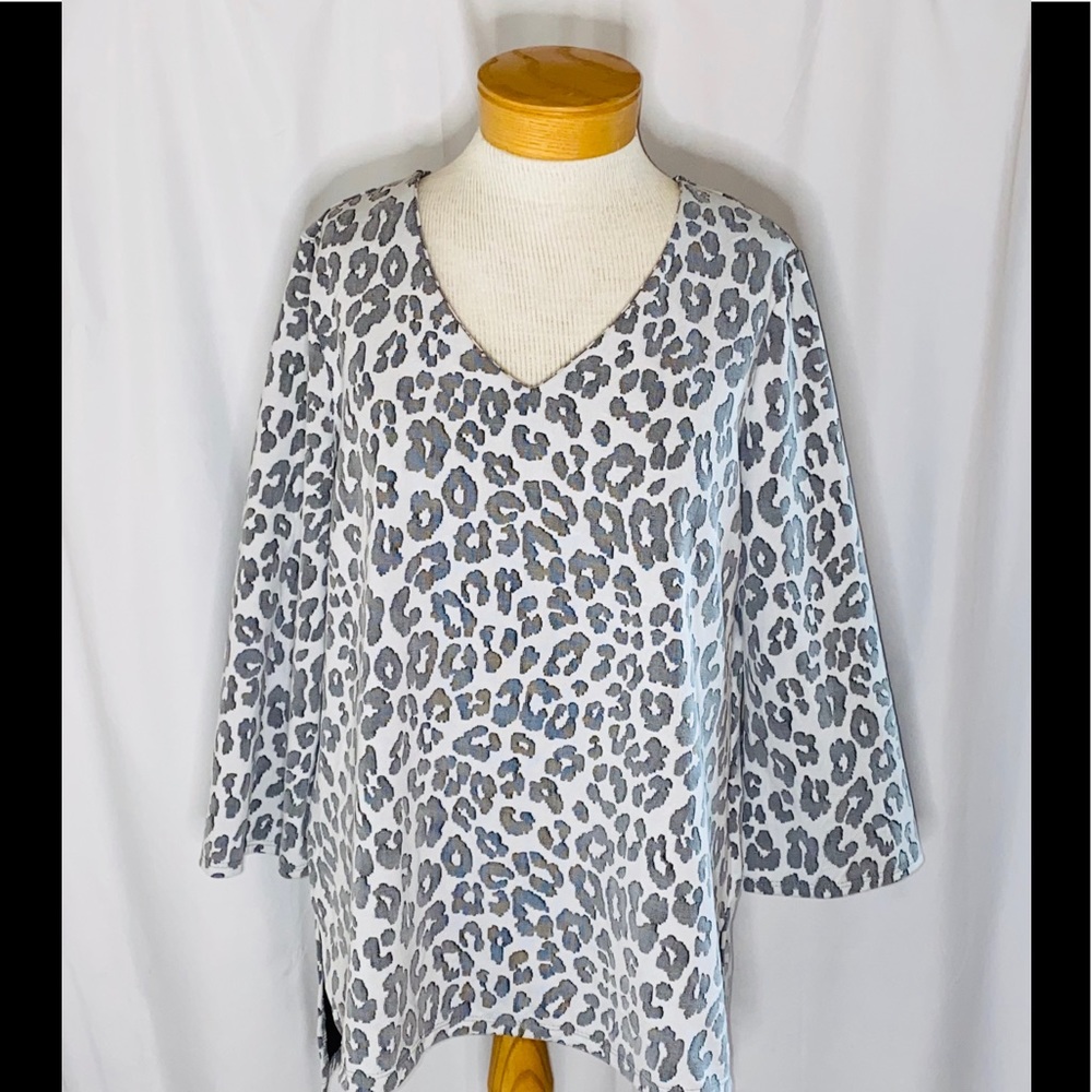 Travel Elements animal print V-neck top